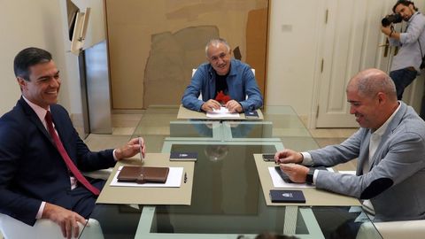 Pedro Snchez se reuni este jueves con los secretarios generales de UGT, Pepe lvarez (centro), y CC.OO., Unai Sordo