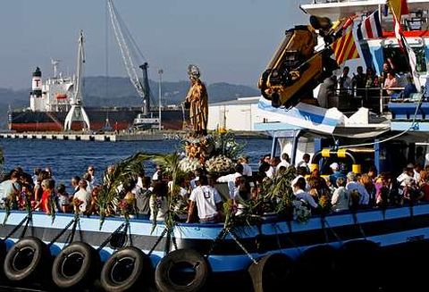 Un remolcador traslad la imagen de la Virgen del Carmen en Marn ayer por la tarde. 