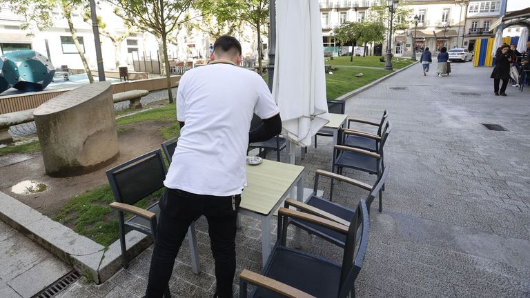 Un camarero en una terraza de Campos Castelo, en Lugo