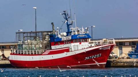 Catorce tripulantes y doce rescatados navegan en el pesquero espaol