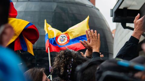 Varias personas ondean la bandera colombiana en una imagen de archivo