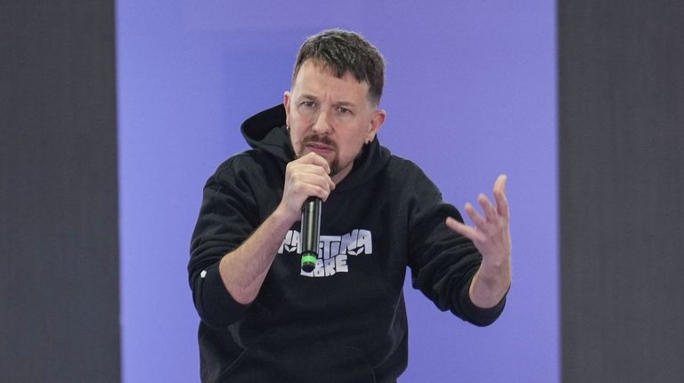 Pablo Iglesias rechaza la invitación de Pérez-Reverte al foro sobre la Guerra Civil: «Es como Julio Iglesias organizando unas jornadas sobre feminismo»