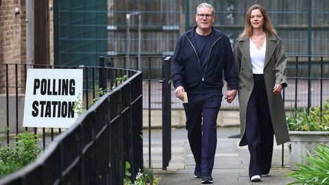 Keir Starmer y su esposa votaron en un colegio electoral de Londres.