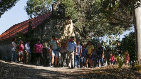 Procesin de santa Elena desde la capilla del monte a la iglesia parroquia de Vieite, en Leiro 