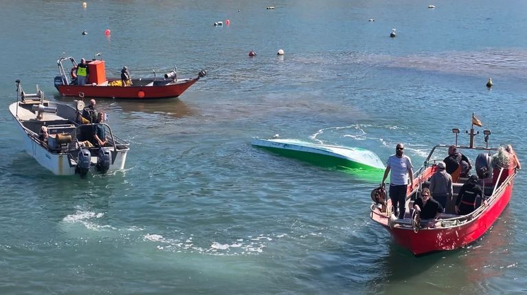 Rescatados dos marineros tras volcar su embarcación frente a la costa de A Guarda
