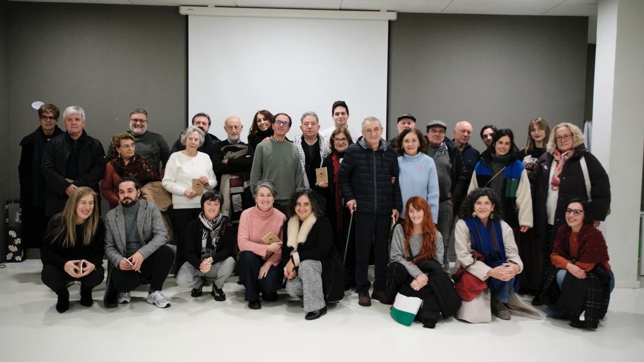 Foto de familia dalg&uacute;ns dos colaboradores na edici&oacute;n de &laquo;Meu castelao&raquo;, impulsada pola asociaci&oacute;n Maiolongo e o Concello de Pontevedra 