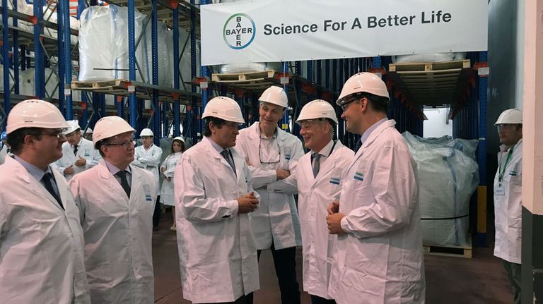 Javier Fernández en su visita a Bayer