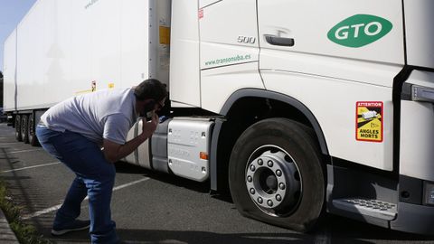El camionero Antonio Garrido, tras descubrir que le habían pinchado una rueda en el polígono industrial de O Campiño.