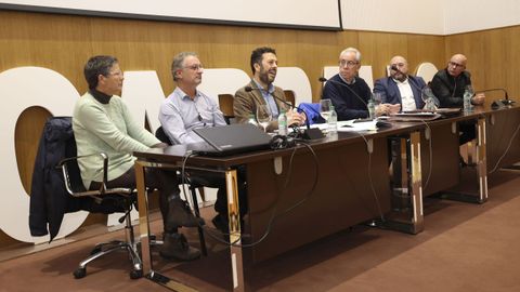 De izquierda a derecha: la concejala Milagros Lantes, Manuel Loureiro, Javier Fernández, Carlos Puga, Isidro Varela (presidente de Axober) y el edil Xosé Regueira. Todos ellos participaron ayer, en el Fórum, en la jornada Axober Work Party, que giró en torno a la reforma laboral