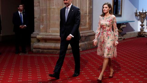 Para la entrega de las Medallas de Asturias Letizia ha optado por un vestido floreado, de organza rosa palo con flores y hojas verdes de Carolina Herrera con un favorecedor fruncido en las mangas