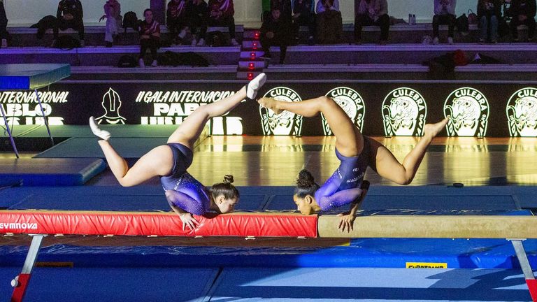 Una tarde para volar en el pabellón de Pontevedra entre acrobacias de tapiz