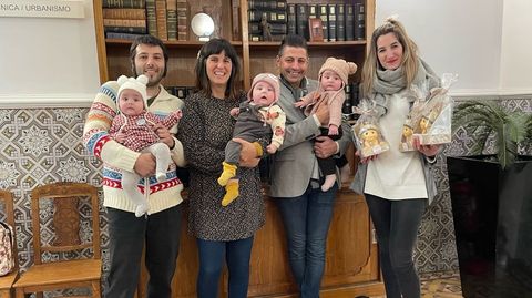 Las trillizas Mar, Nerea y Lucía, con sus padres Sandra Tamayo y Carlos Peso, el alcalde Andrés Díaz y la concejala Leticia Rocha