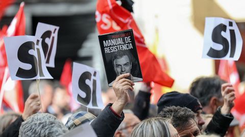 Un simpatizante del PSOE sujeta el libro Manual de resistencia, de Pedro Snchez, el sbado en la calle Ferraz.