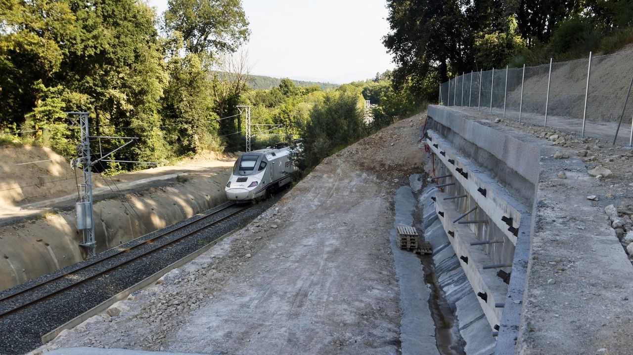 Situacin en la estacin provisional de A Corua a causa de los incendios.En el tramo de va entre Ourense y Lugo, adems de la supresin de pasos a nivel, se est realizando una importante mejora