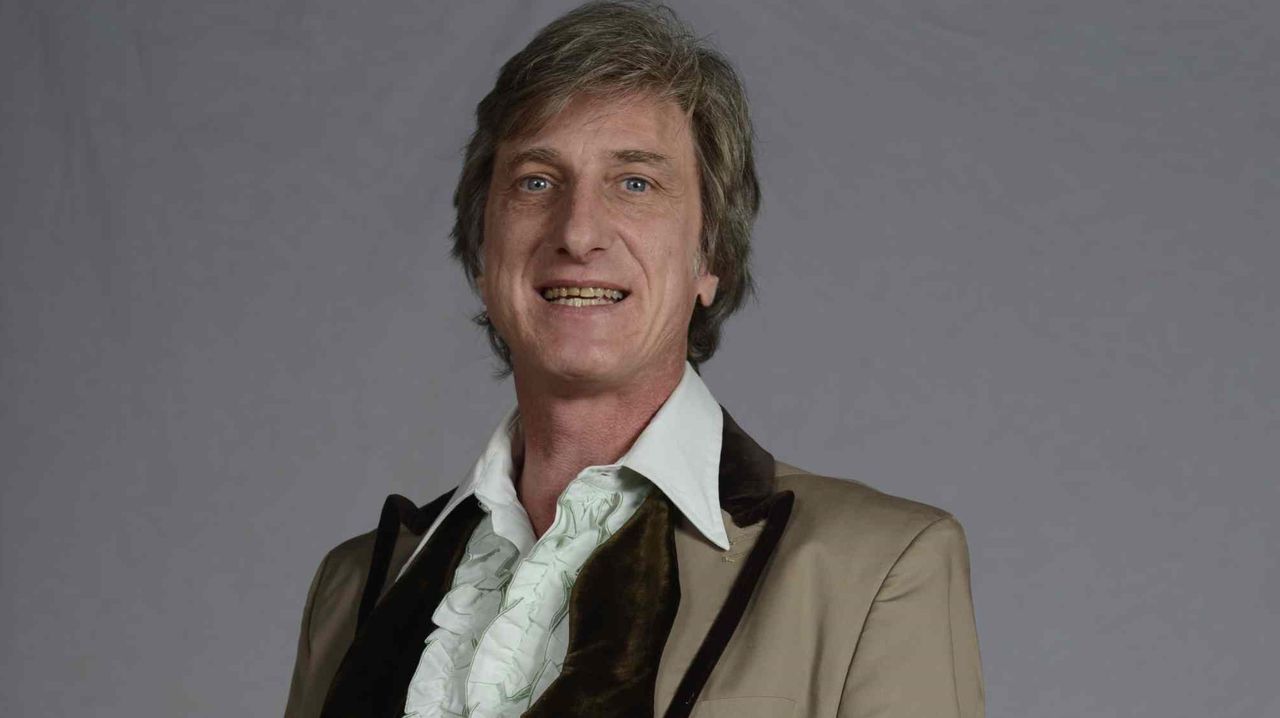 �Adios r�os, adi�s fontes� cantado e tocado ao chelo dende Basilea�por una int�rprete de Sanxenxo.Los instrumentos de viento son frecuentes en este tipo de composiciones