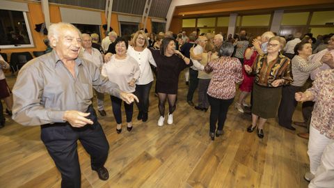 Hubo una gran respuesta a los bailes por toda la comarca. En la imagen, ayer en Carballo
