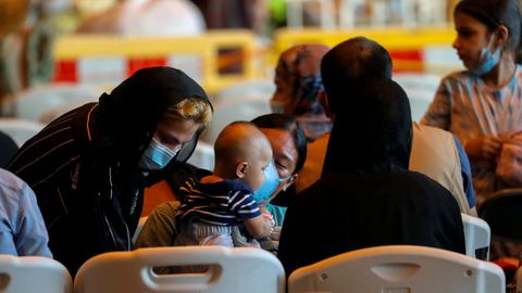 Evacuados de Kabul descansando después de llegar a la Base Naval de Rota