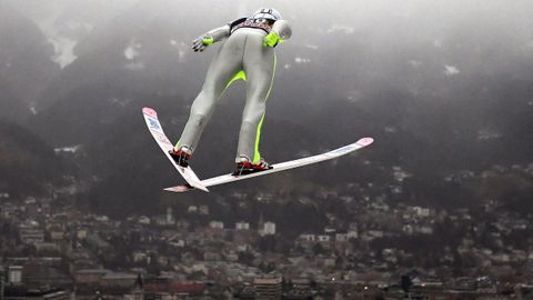 El noruego Anders Fannemel realiza un salto durante un entrenamiento en Innsbrick (Austria)
