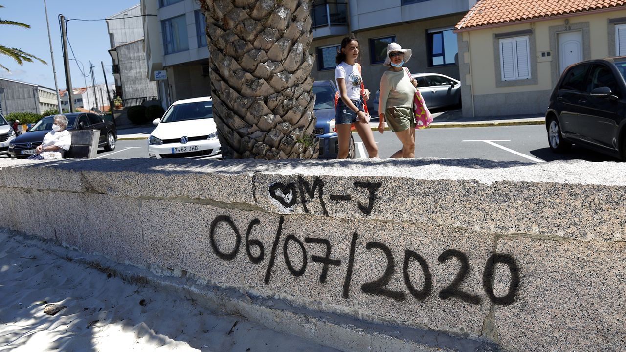 V�deo de las elecciones en Burela, con colas para votar.Una pintada, en el mismo punto de la playa de Coira en el que la pandilla de amigos de los ocupantes del kayak se juntaban siempre, recuerda a Miguel Quan y a Javier Hurtado