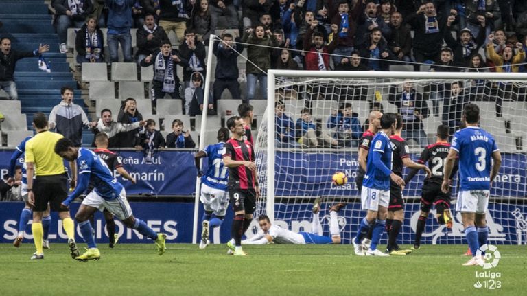 Linares se lamenta tras el gol de Bárcenas en el Real Oviedo - Reus
