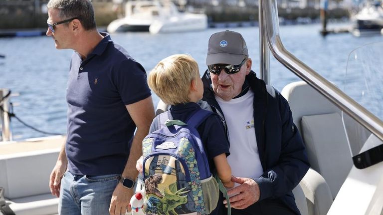 Juan Carlos I observa desde el mar el desarrollo de la regata que lleva su nombre a la entrada de la ría de Pontevedra