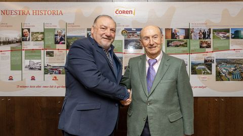 En la firma del convenio de compra, Jesús Quintá, gerente de Alibós, y Manuel Gómez-Franqueira, presidente del Grupo Coren