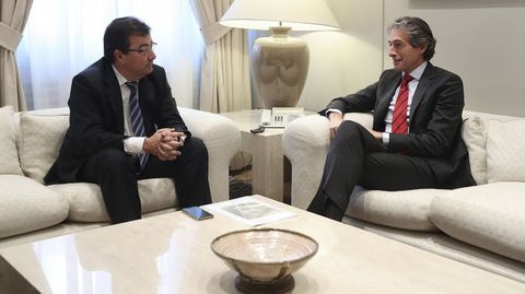 El presidente extremeo, Guillermo Fernndez Vara, junto al ministro de Fomento, igo Mndez de Vigo