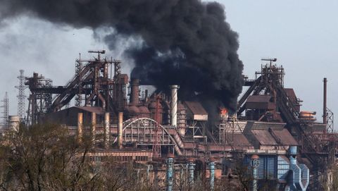 Una columna de humo sale de la aceria Azovstal, en Mariúpol.