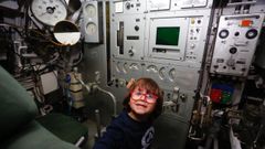 Visita a un submarino de la Escuela Naval
