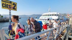 Viajeros llegando a Vigo tras visitar las islas Ces.