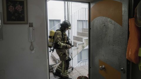 Un bombero de Ourense trabajando en el edificio en que ocurri el incendio mortal.