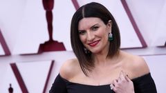 Laura Pausini, nominada por la canción «Yo sí», de la película «La vida por delante». Lleva un Valentino negro.