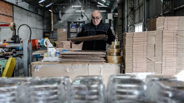 Un empleado trabaja con embalajes en las instalaciones de Duralex en La Chapelle-Saint-Mesmin, Francia.