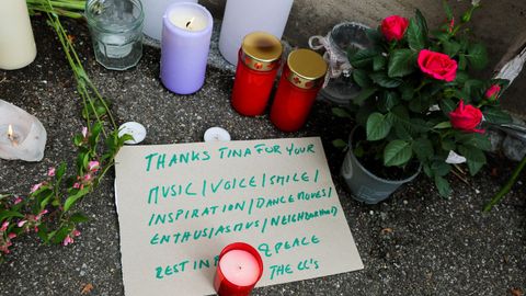 Mensajes de fans de Tina Turner, en la entrada de su casa en Suiza