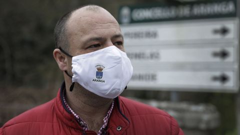 El alcalde de Aranga, con la mascarilla que repartieron entre los vecinos durante la pandemia