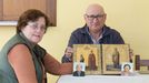 Descendientes de Jesús Penabad con los iconos rusos que han encontrado