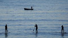 Tres practicantes de Paddle Surf en la Playa de San Lorenzo 