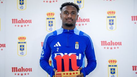 Hassan, con el premio 5 estrellas a mejor jugador de la temporada en el Oviedo