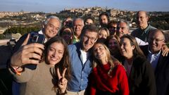 El presidente del PP, Alberto Nez Feijoo, y muchos de los miembros de la directiva nacional, participan en un selfi realizado por la vicesecretaria de sanidad y educacin, Ester Muoz, durante el comit de direccin de la formacin popular en Toledo.