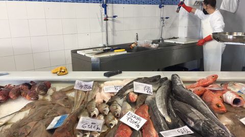 Merluza del pincho de Gran Sol a 6,5 euros el kilo y pescadillas del día a 5,5 sobresalían este 9 de febrero en la variada oferta de pescados y mariscos de Grallal, en Covas (Viveiro)
