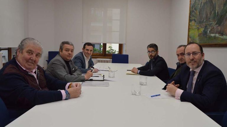 Los concejales Javier Cuesta, Mario Arias y Gerardo Antuña se reúnen con representantes de la asociación «Trubia se Mueve»