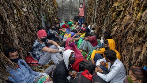 Trabajadores  nepalíes se desplazan en un camión
