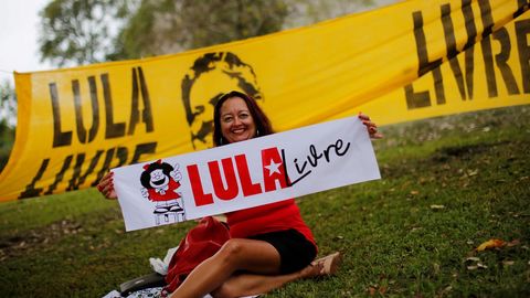 Una seguidora de Lula, ante el tribunal de Brasilia