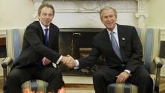 Imagen de archivo. Blair (i) y Bush se estrechan la mano en abril del 2004. 