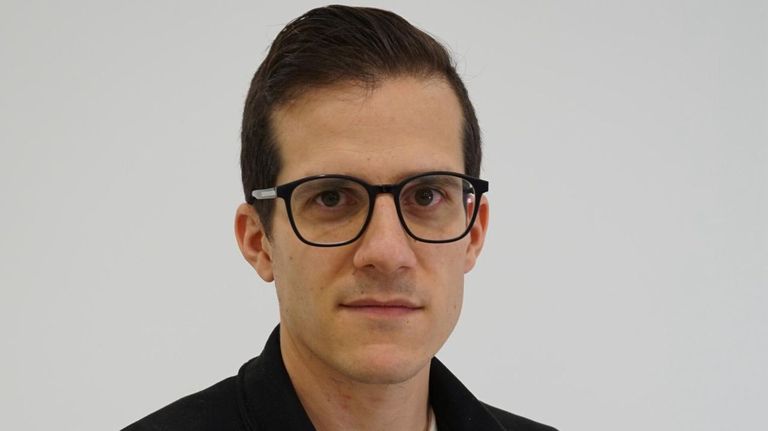 Rafa Alonso, psícologo experto en bienestar laboral: «Tan malo es que tu jefe te mande un mensaje fuera de tu horario como que tú tengas el correo del trabajo en el móvil»
