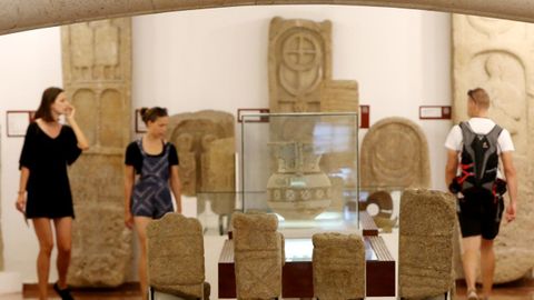 Colección de aras, en primer término, y estelas, al fondo, que se pueden ver en el Museo de Castrelos