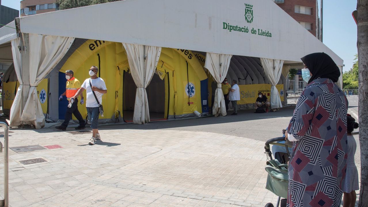 V�deo de las elecciones en Burela, con colas para votar.En A Mari�a, algunos votaron hasta disfrazados