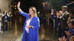La candidata del PP, Mara Jos Catal, saluda a su llegada a la sede tras alcanzar la mayora absoluta junto a VOX en el Ayuntamiento de Valncia.