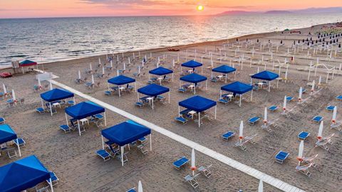 La playa italiana de Viareggio está lista para reabrir. Los bañistas deberán guardar una distancia de cinco metros