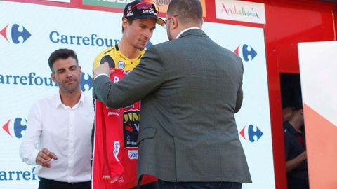 El presidente del Principado de Asturias, Adrin Barbn, entregando al esloveno Primoz Roglic el jersey rojo que le acredita como lder de la Vuelta.